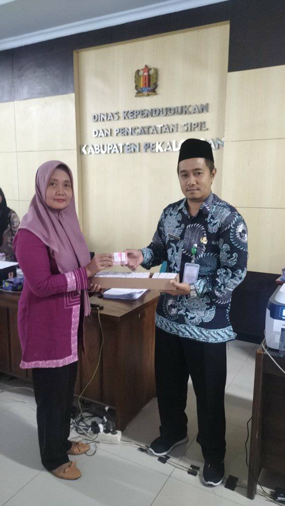 Disdukcapil Serahkan 1.479 KIA Program Kerja Sama Pelayanan Pandu Ceria