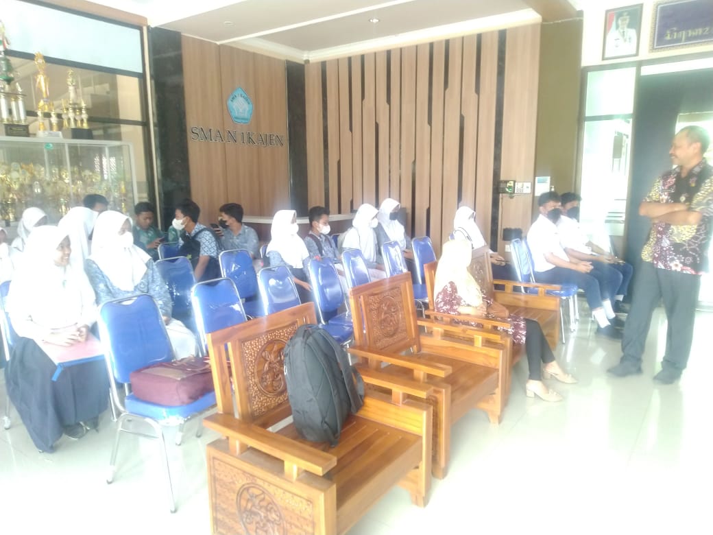 Kunjungan Plt. Kadis Dukcapil Kab. Pekalongan ke SMAN Kajen Dalam Rangka PPDB Online