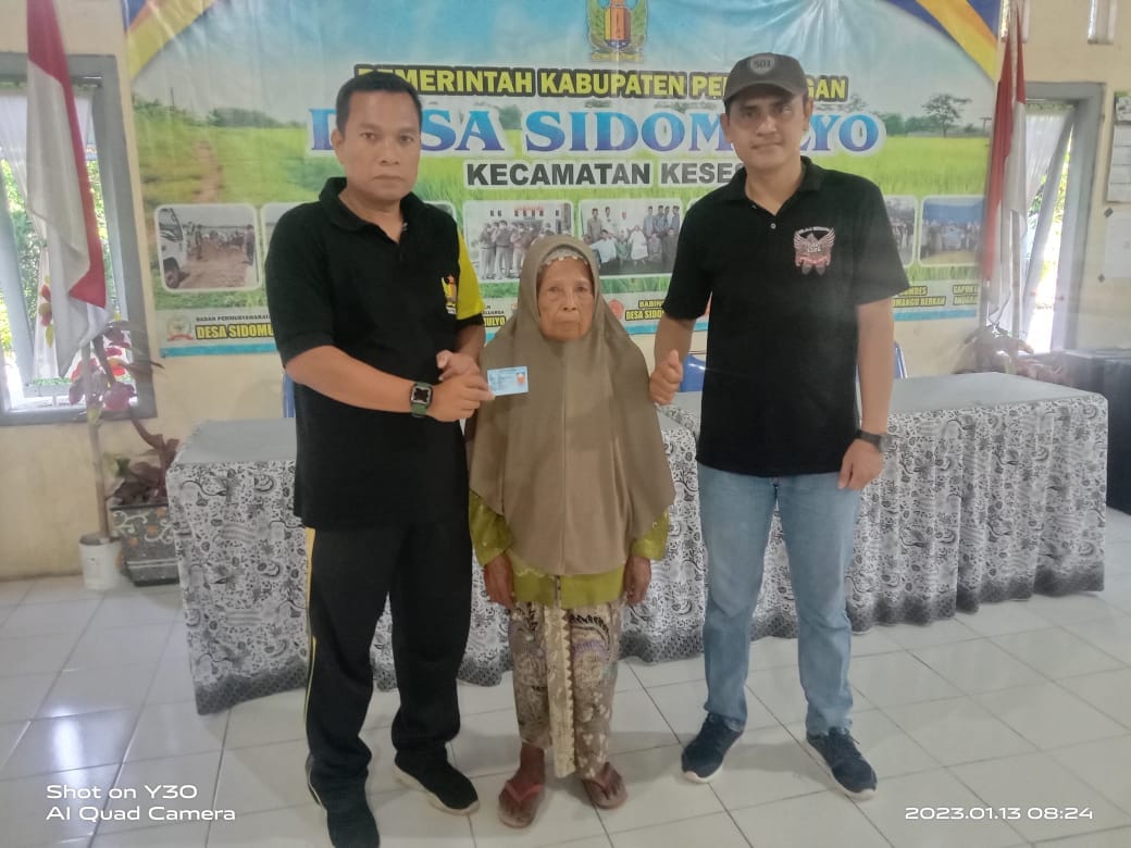 Serah terima KTP-el hasil jemput bola perekaman bagi ODGJ, disabilitas, dan lansia Desa Sidomulyo dan Desa Sukorejo Kecamatan Kesesi
