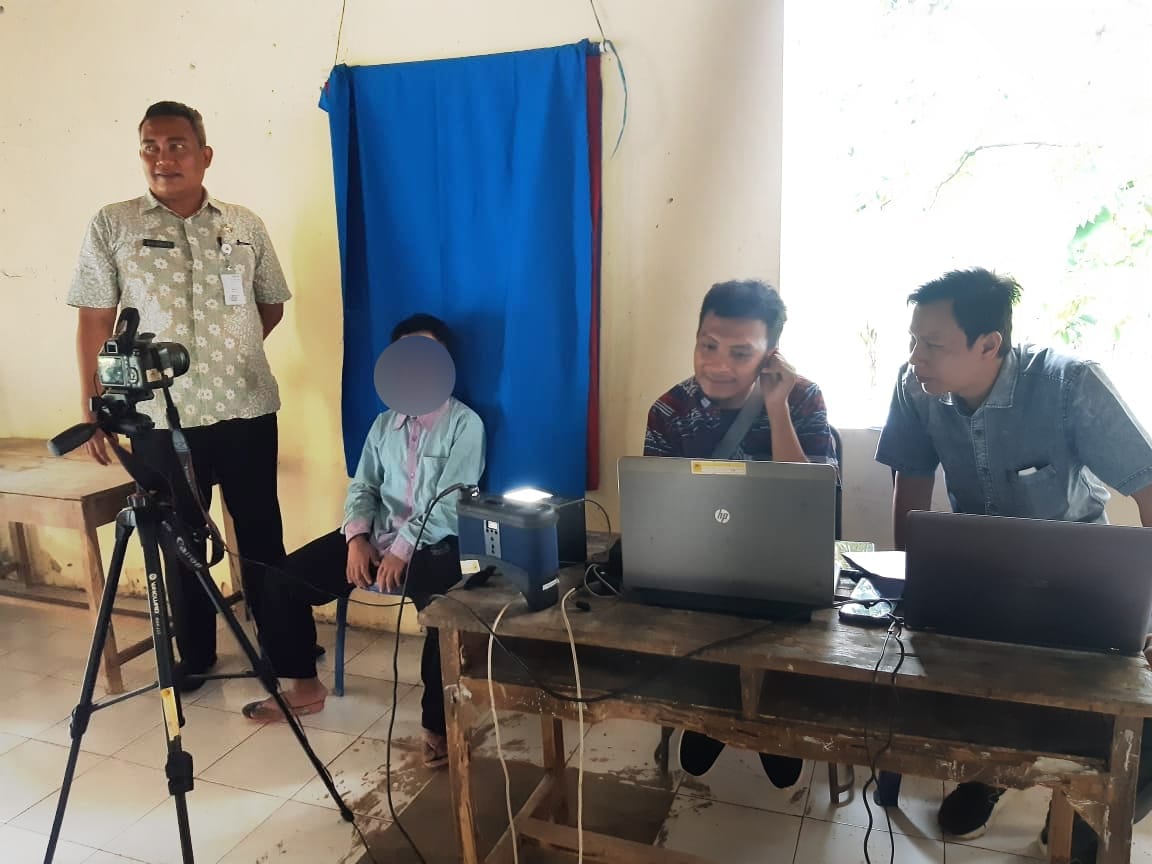 Jemput bola perekaman KTP el bagi warga disabilitas dan lansia Desa Mesoyi Kecamatan Talun