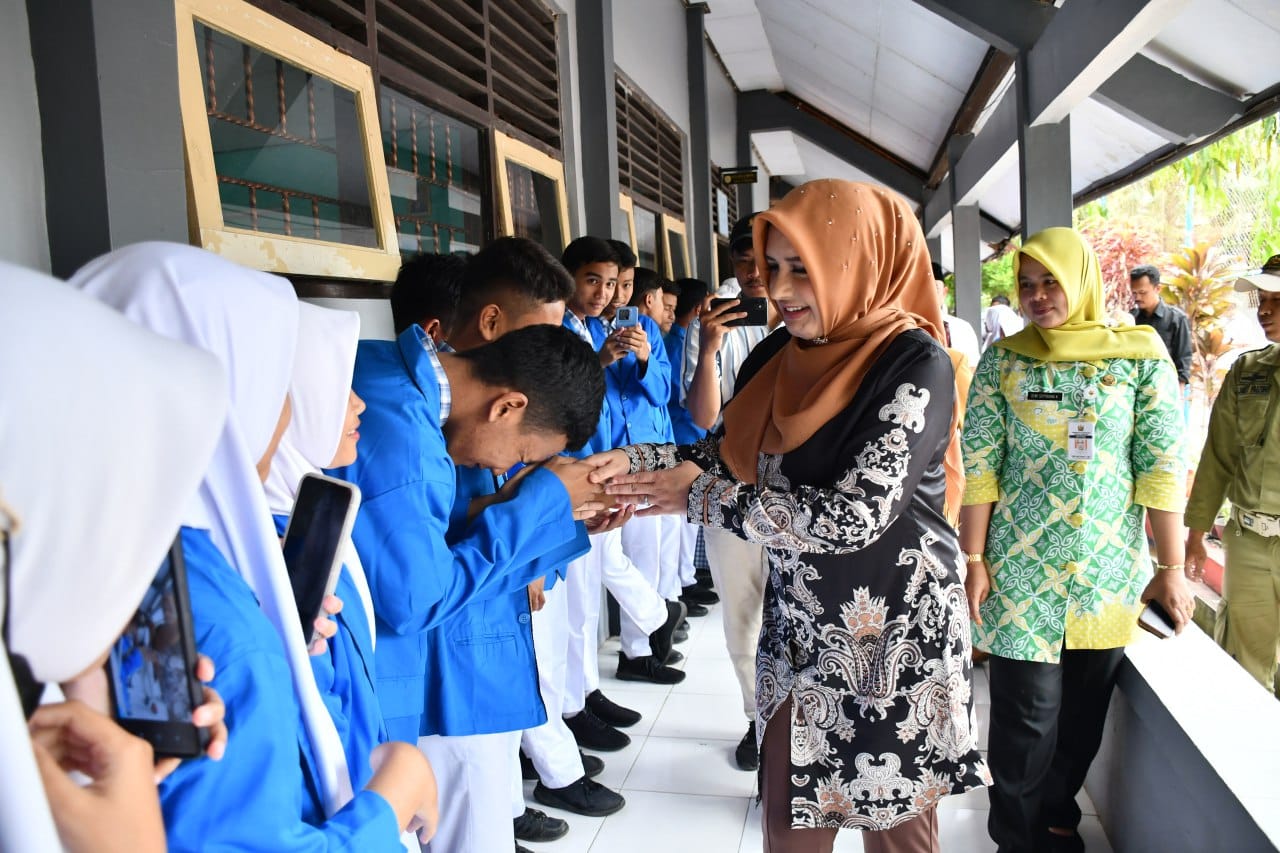 Bupati Pekalongan Memonitor Perekaman KTP-el di SMA Negeri 1 Kesesi