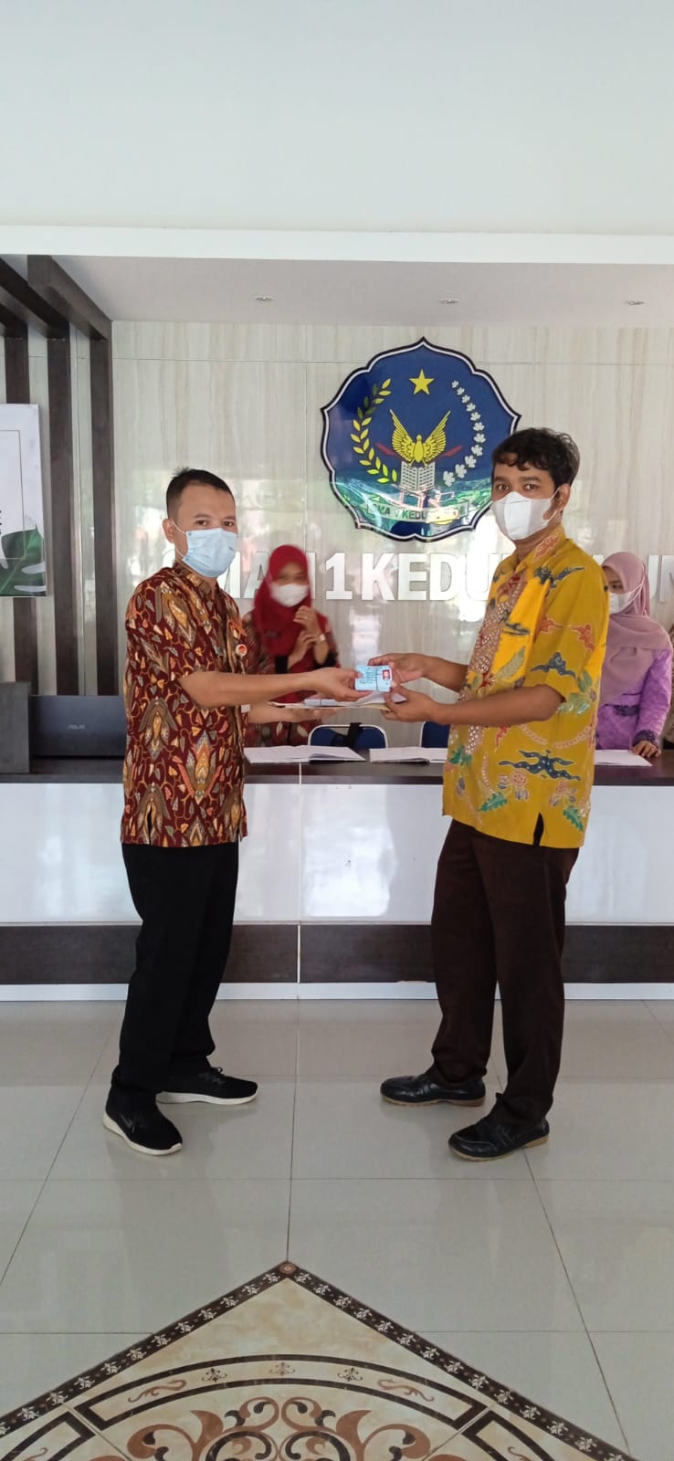 Disdukcapil Serahterimakan KTP Elektronik bagi Siswa SMA Negeri 1 Kedungwuni