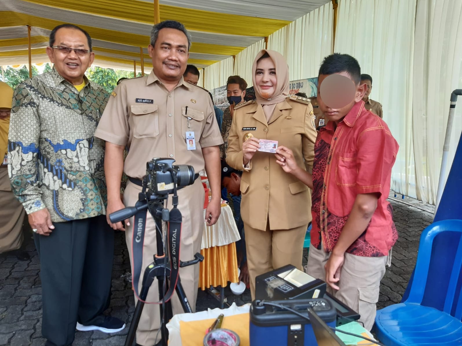Bupati Pekalongan serahkan KIA kepada Anak Penyandang Disabilitas