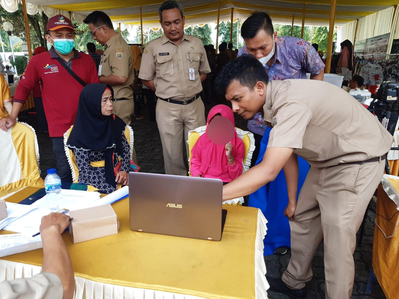 Bupati Pekalongan serahkan KIA kepada Anak Penyandang Disabilitas