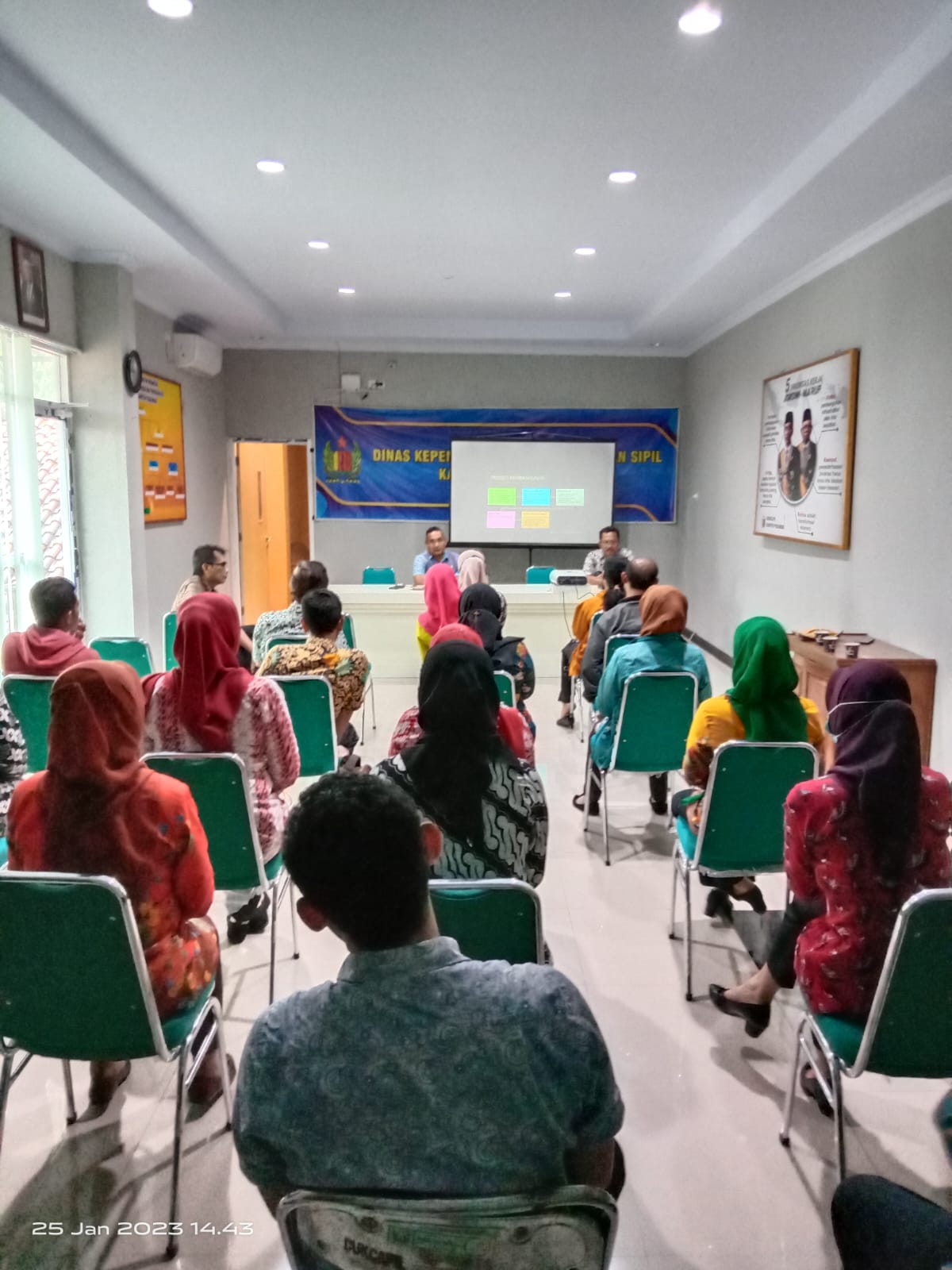 Disdukcapil mengadakan Sosialisasi Pembangunan Zona Integritas  kepada para pegawai